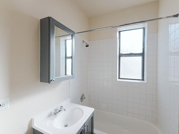 4th image of 4631 S Lake Park Ave #121
