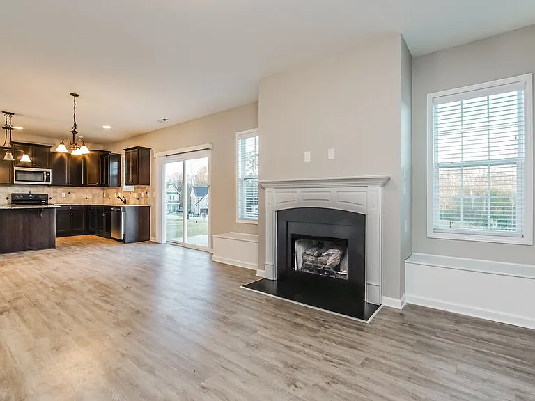 105 Sloan Dr — Photo 5