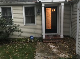 34 Strawberry Hill St, Dover, MA 02030