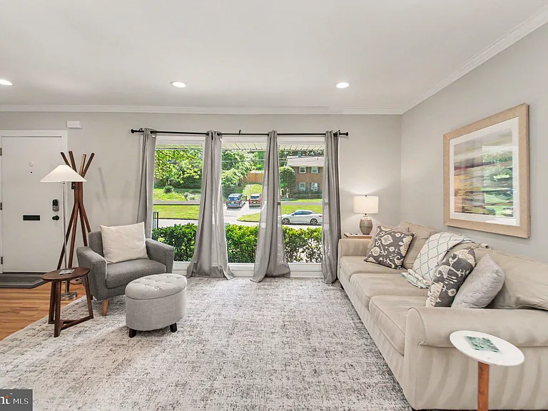 6417 Berkshire Dr — Photo 3