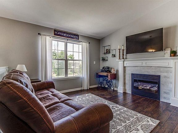 3rd image of 1060 Carriage Hill Dr
