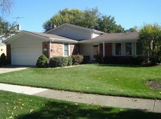 1911 N Pinetree Dr, Arlington Heights, IL 60004