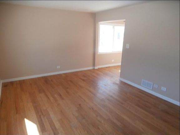 2nd image of 196 Surrey Dr