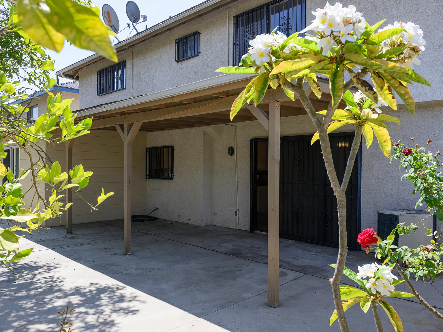 4 bed, 2115 sqft, $4,800 — Photo 2