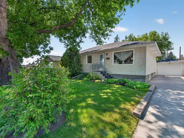 819 NE Thorneycroft Dr NW, Calgary, AB T2K 3K5