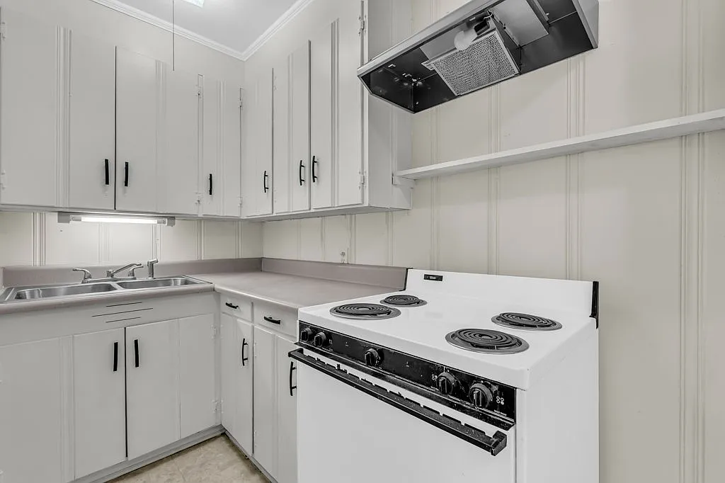 305 Old West Point Rd — Photo 3