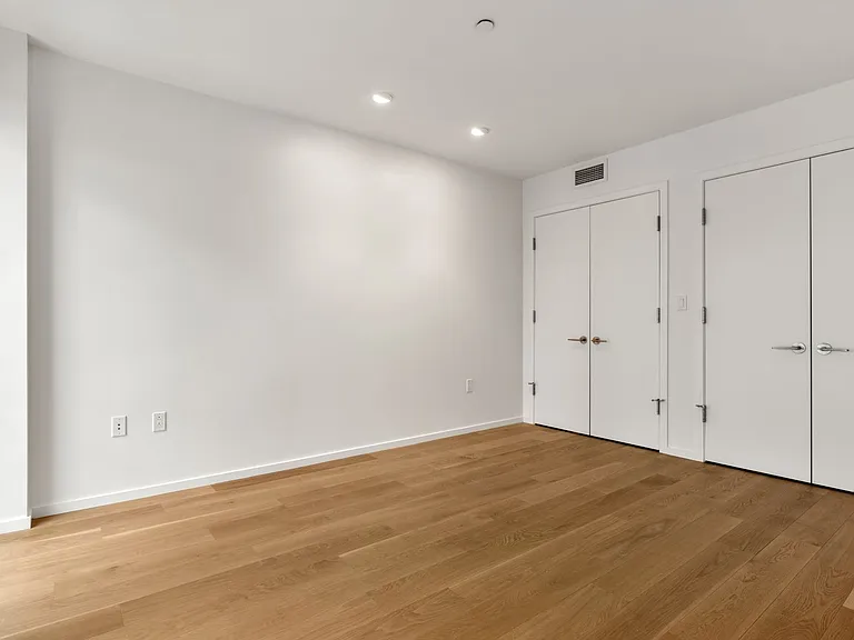 50-504 W Broadway #499 — Photo 8