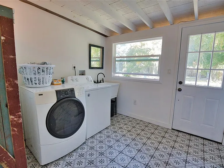 650 Edwards St — Photo 37