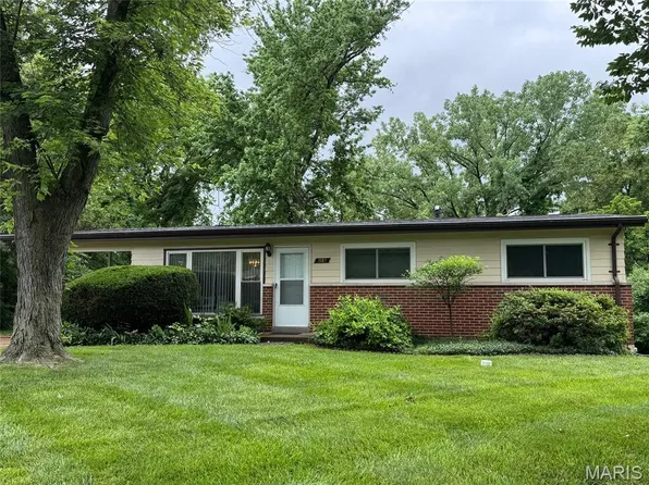 1127 Indian Meadows Dr, Saint Louis, MO 63132