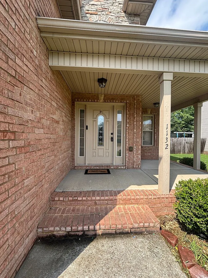 Spacious 4-Bedroom Home with Fenced Backyard Near Fort Campbell — Photo 2