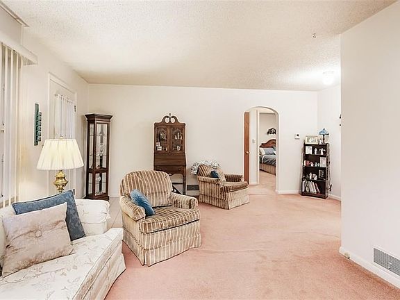4th image of 2320 Meadowood St