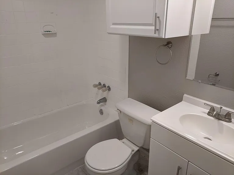 Renovated guest full bathroom