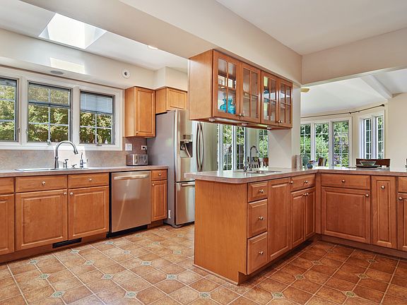 4th image of 304 S Wilshire Ln
