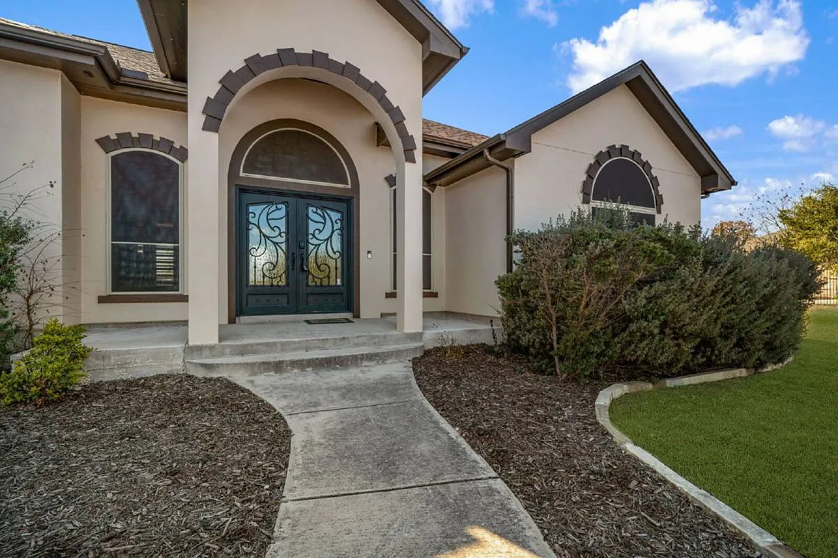 Building Photo - 7033 Robin Hood Way