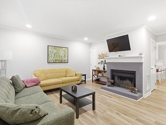 3rd image of 725 Charleston Rd