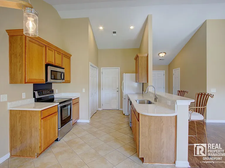 97 Avonshire Dr — Photo 6