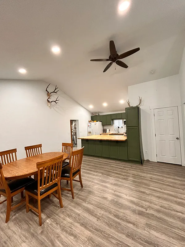 Farm Style Single Family home with a large back yard — Photo 1