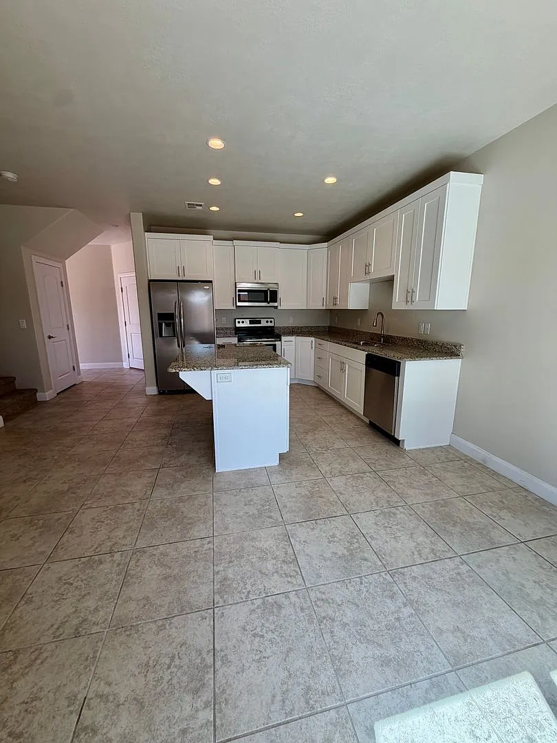 Beautiful 3 bedroom, 2.5 bath townhome with a two car garage and upgraded finishes! — Photo 4