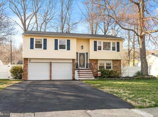 14 Manor House Dr, Ewing, NJ 08638