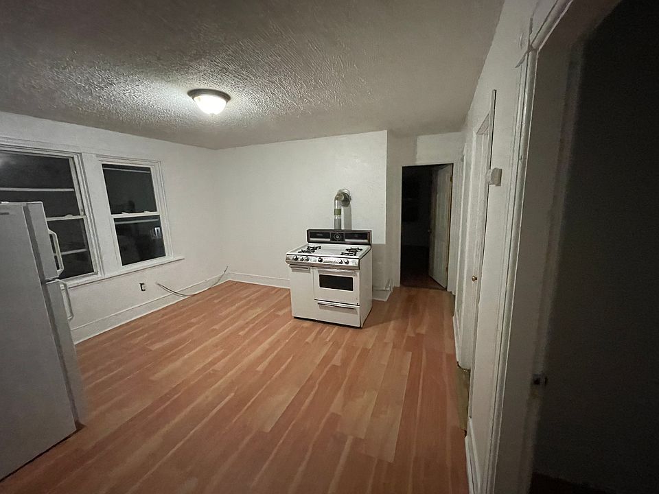 2nd image of 106 Carpenter St