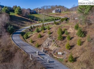 33 White Fox Ln, Banner Elk, NC 28604