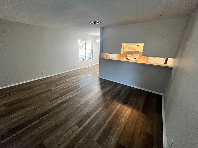 902 N Austin St #902 — Photo 6