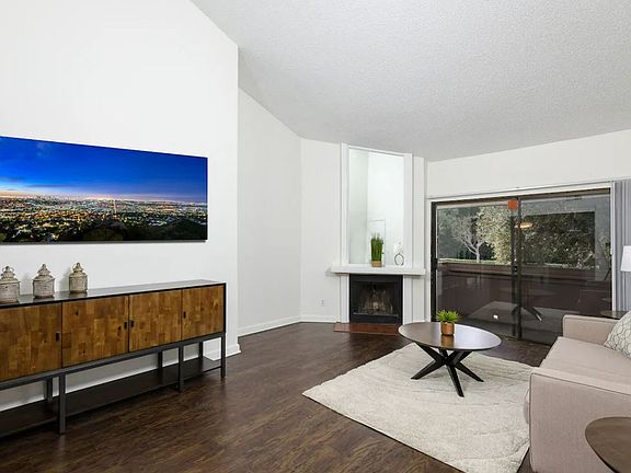 Fusion Warner Center - Living Room