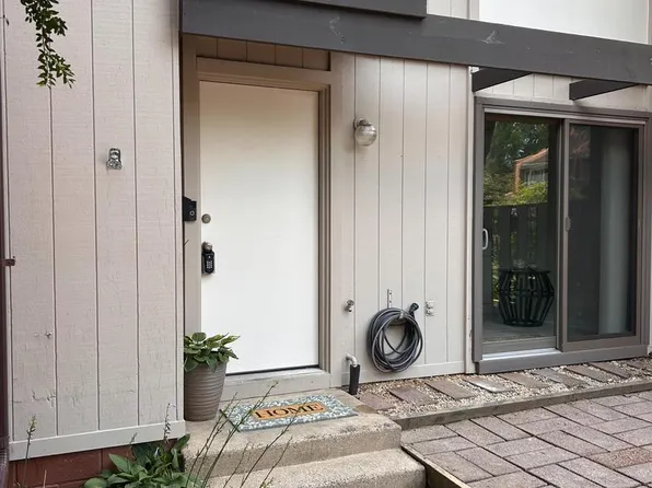 1386 Northgate Sq, Reston, VA 20190