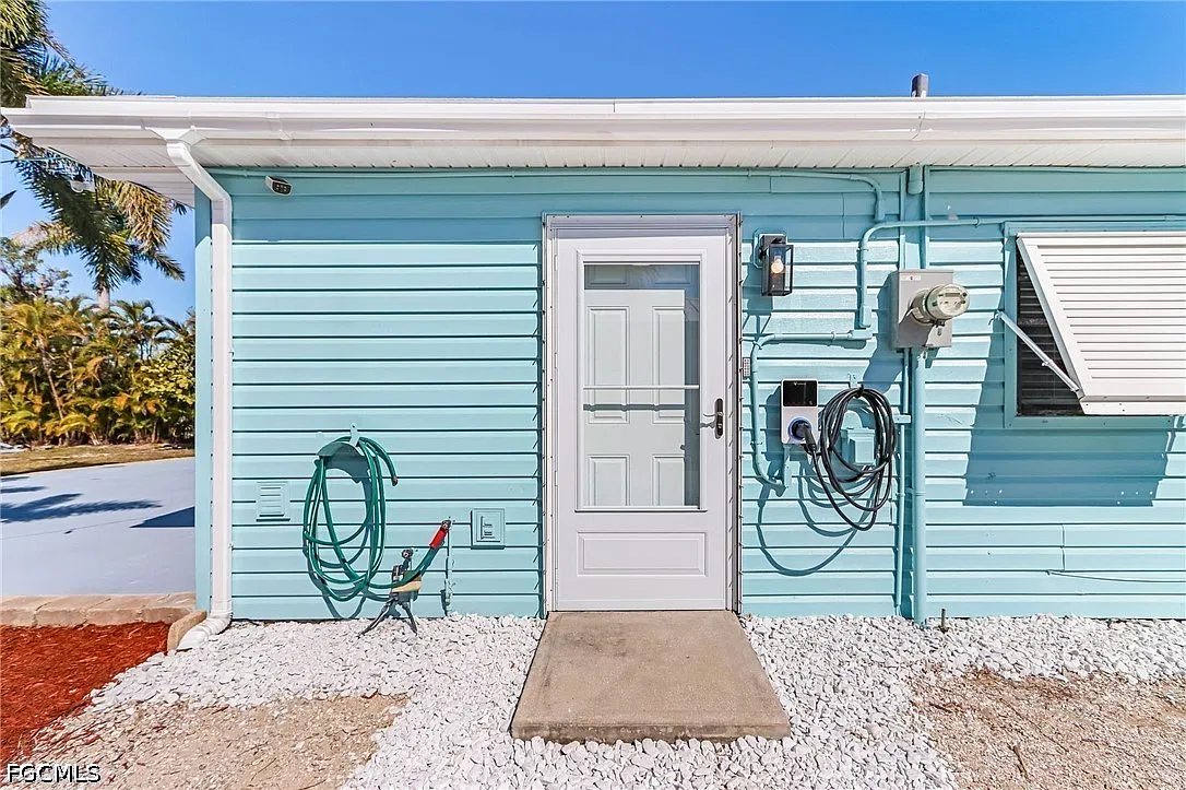 3 bed, 2.0 bath, 1327 sqft, $2,499 — Photo 4