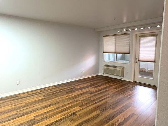4th image of 352 N Promenade #109