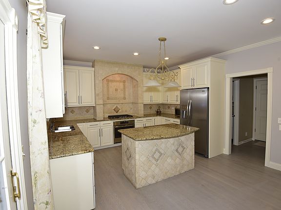 4th image of 2801 King James Ave