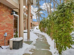 41 N Squirrel Rd, Auburn Hills, MI 48326