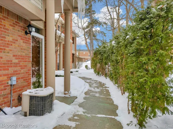 41 N Squirrel Rd, Auburn Hills, MI 48326