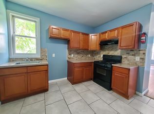 209 4th St #2, Newark, NJ 07107