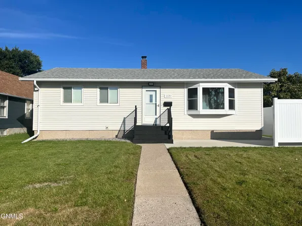1115 6th Ave SE, Jamestown, ND 58401