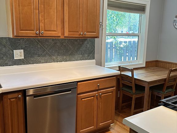 Kitchen & Eat-in Area