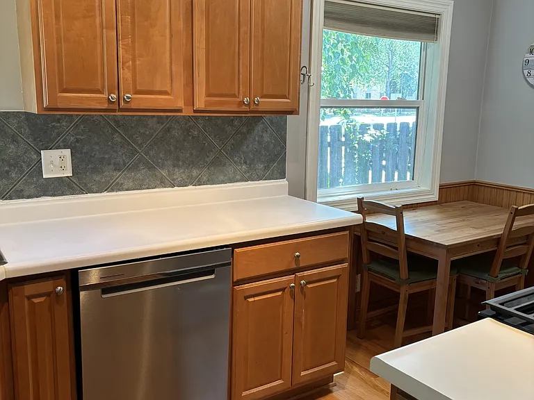 Kitchen & Eat-in Area