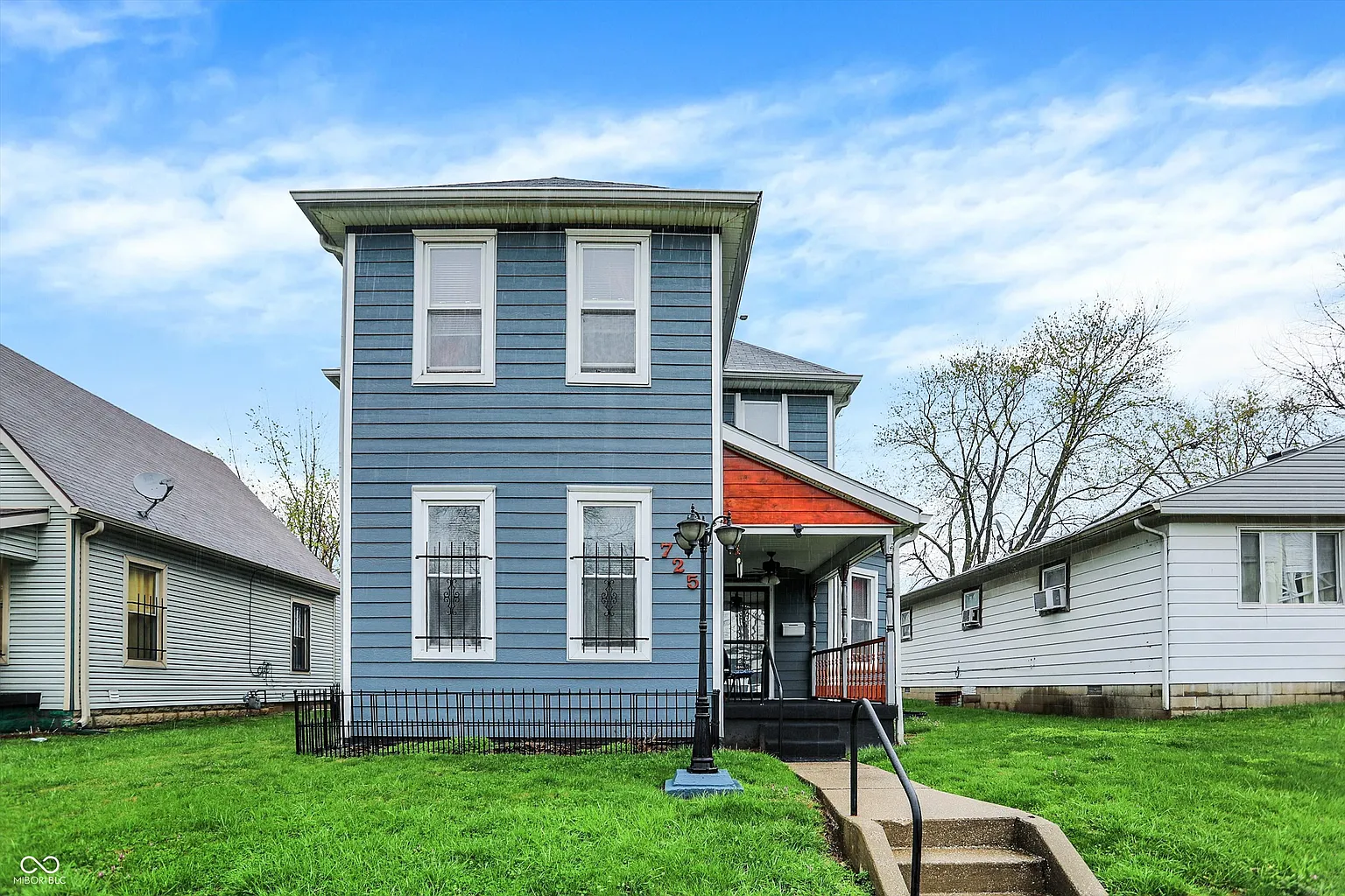 725 N Sheffield Ave photo 1