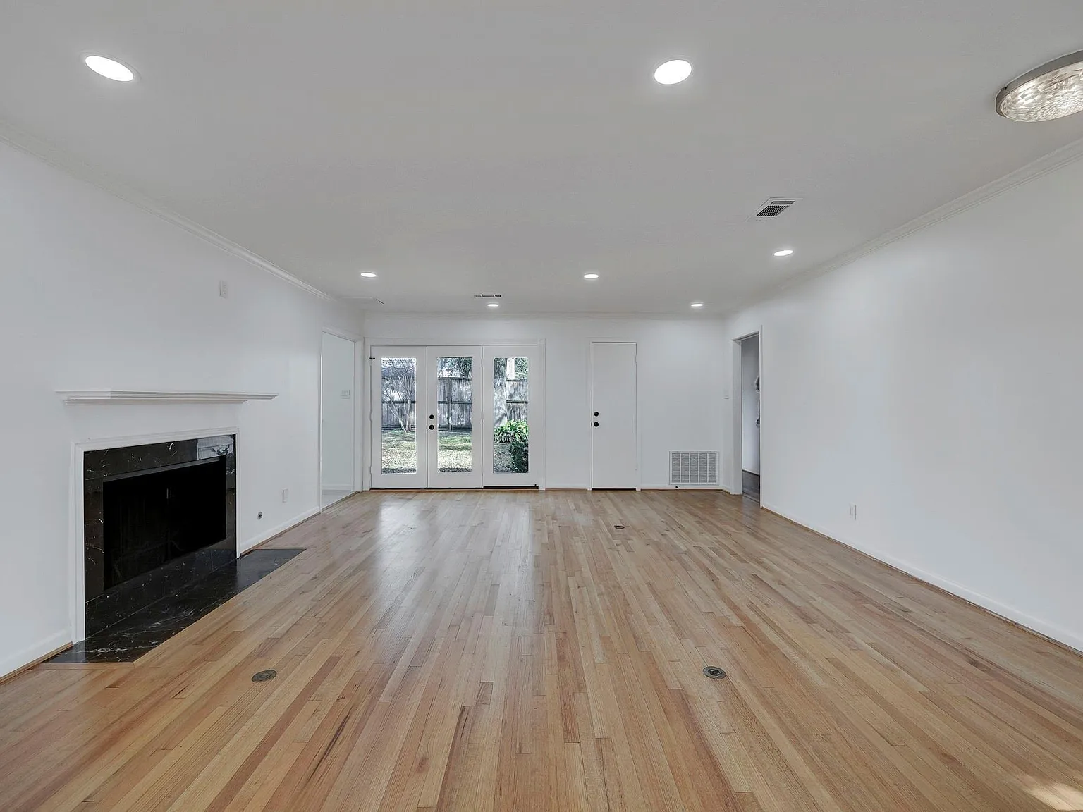 3 bed, 2.0 bath, 1489 sqft, $3,000 — Photo 4