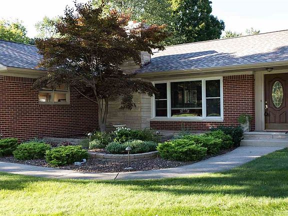 3rd image of 1160 N Park Dr