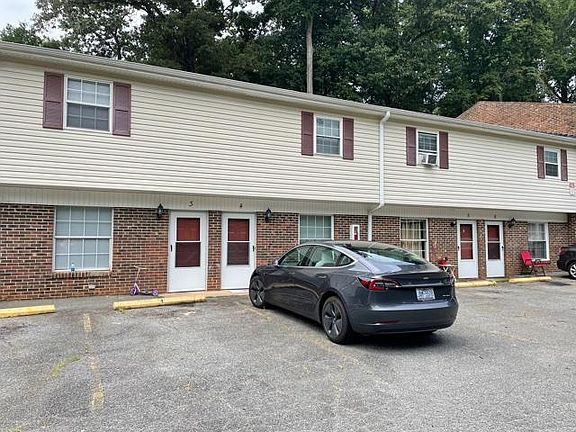 4th image of 300 Holly Cir #4