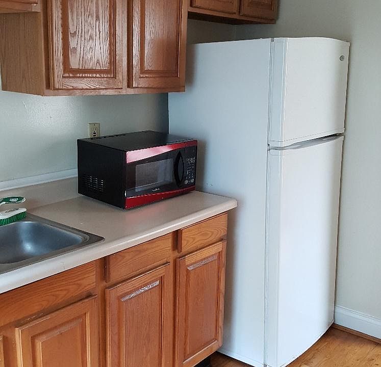 Kitchen cabinets, fridge and microwave