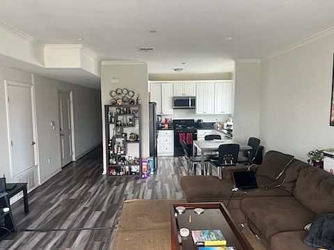 5th image of 15034 Magnolia Blvd