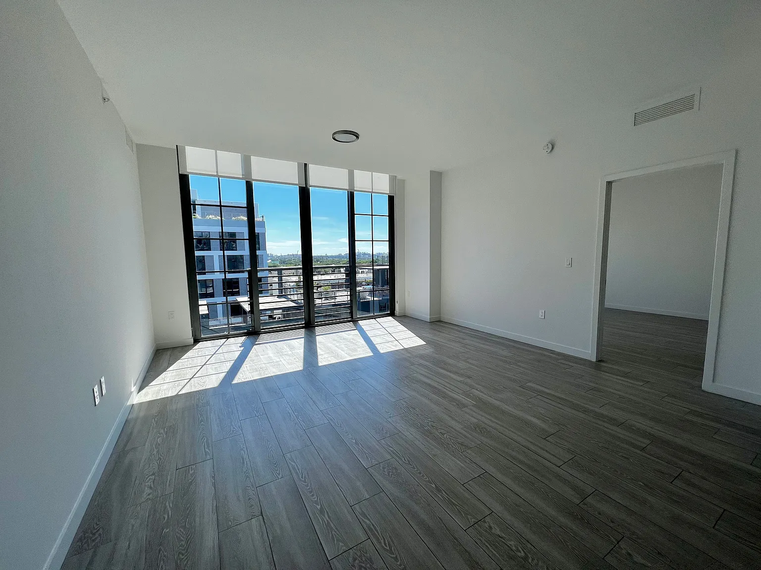 1 bed, 708 sqft, $2,157 — Photo 3