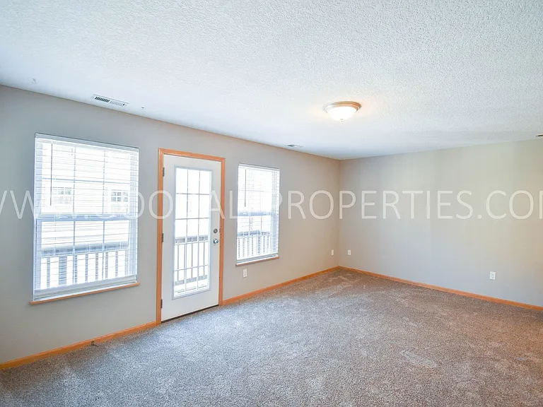 1140 Keystone Ln — Photo 3