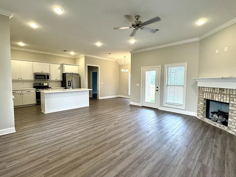 706 Kathleen Dr — Photo 4