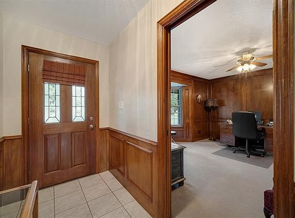 5th image of 419 Surrey Ln