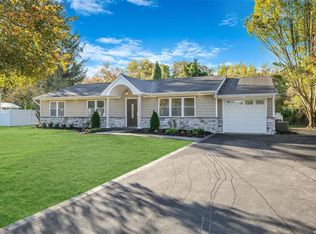 20 Hemlock Ln, Smithtown, NY 11787