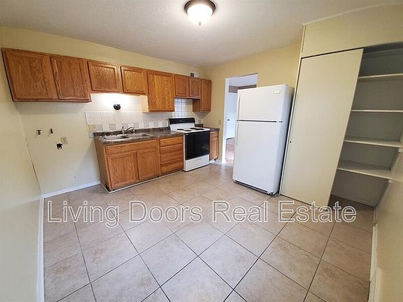 2nd image of 365 S 44th St