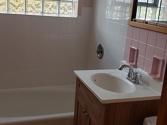 5th image of 6100 W Montrose Ave
